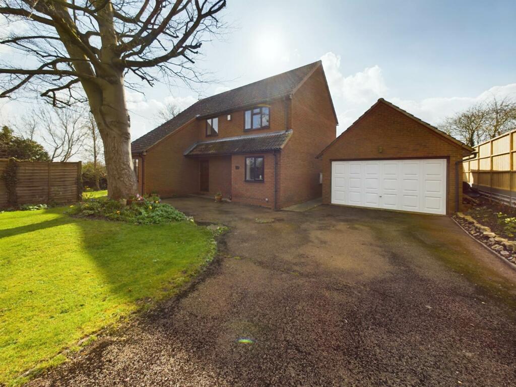 4 bedroom detached house for sale in St. James Way, Bierton, Ayesbury, HP22