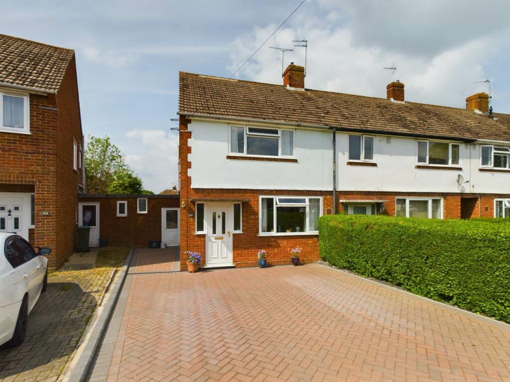 2 bedroom semidetached house for sale in Cromwell Avenue, Aylesbury, HP19