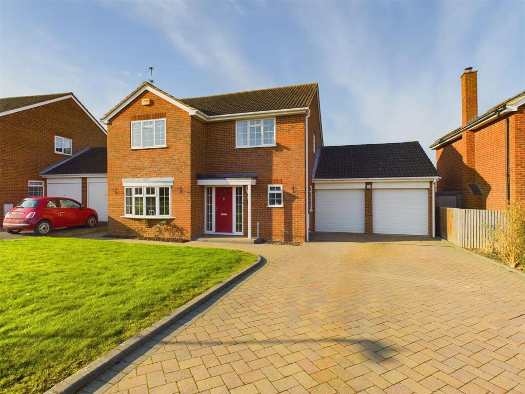 5 bedroom detached house