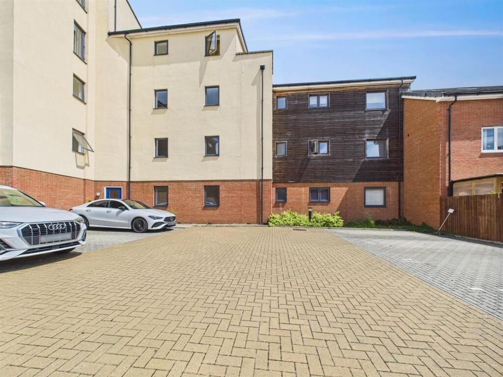 Main image of property: Quercetum Close, Aylesbury, Buckinghamshire