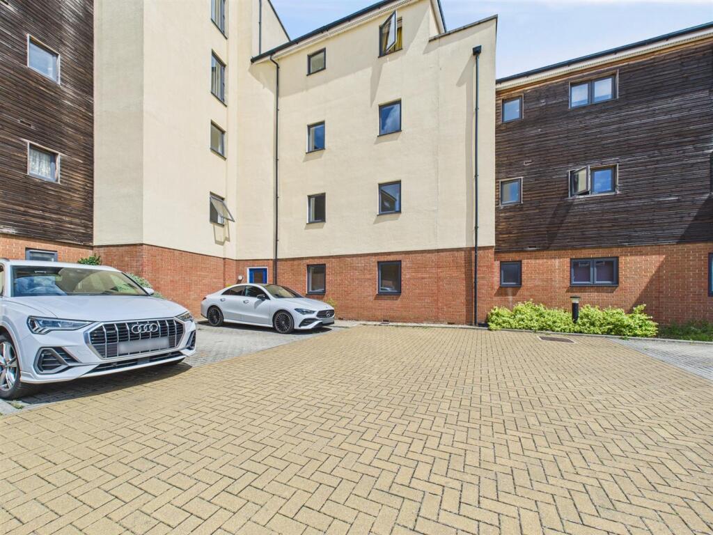 Main image of property: Quercetum Close, Aylesbury, Buckinghamshire