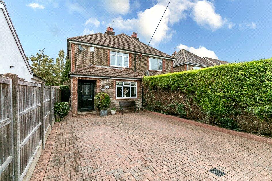 3 bedroom semidetached house for sale in Green Lane, Crawley, West