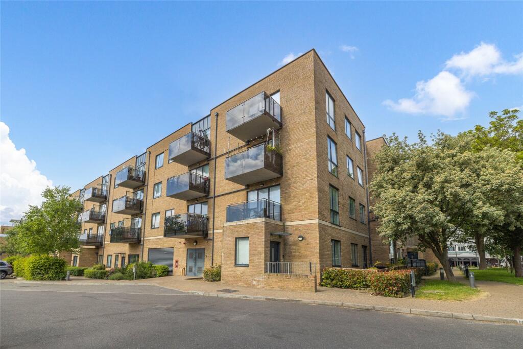 2 bedroom apartment for sale in Russells Crescent, HORLEY, Surrey, RH6