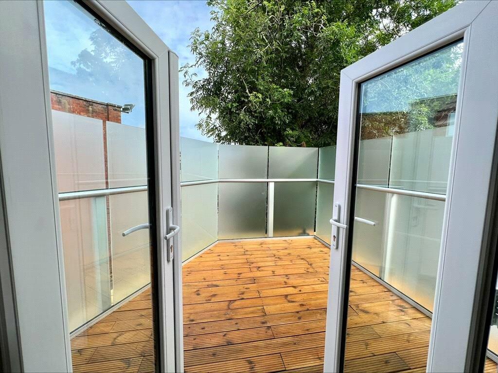 Studio flat for sale in Station Road, HORLEY, Surrey, RH6