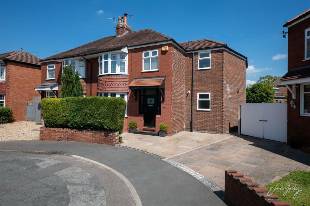 4 bedroom semidetached house for sale in Hollymount Avenue, Offerton