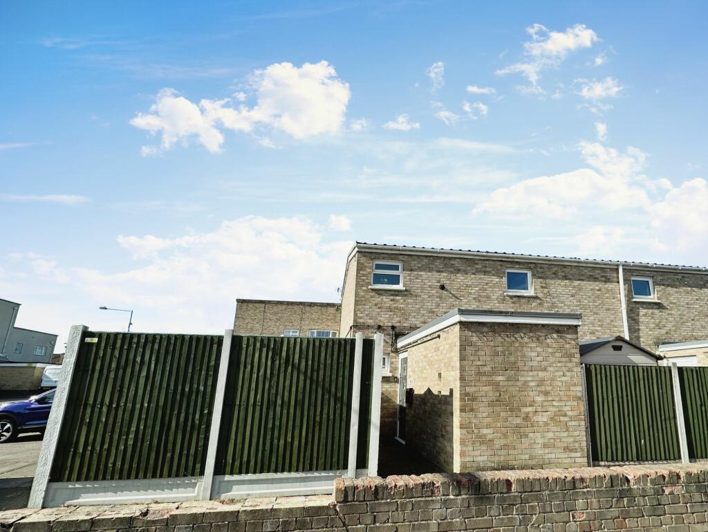 3 bedroom semidetached house for sale in Oxwich Close, Corringham, SS17