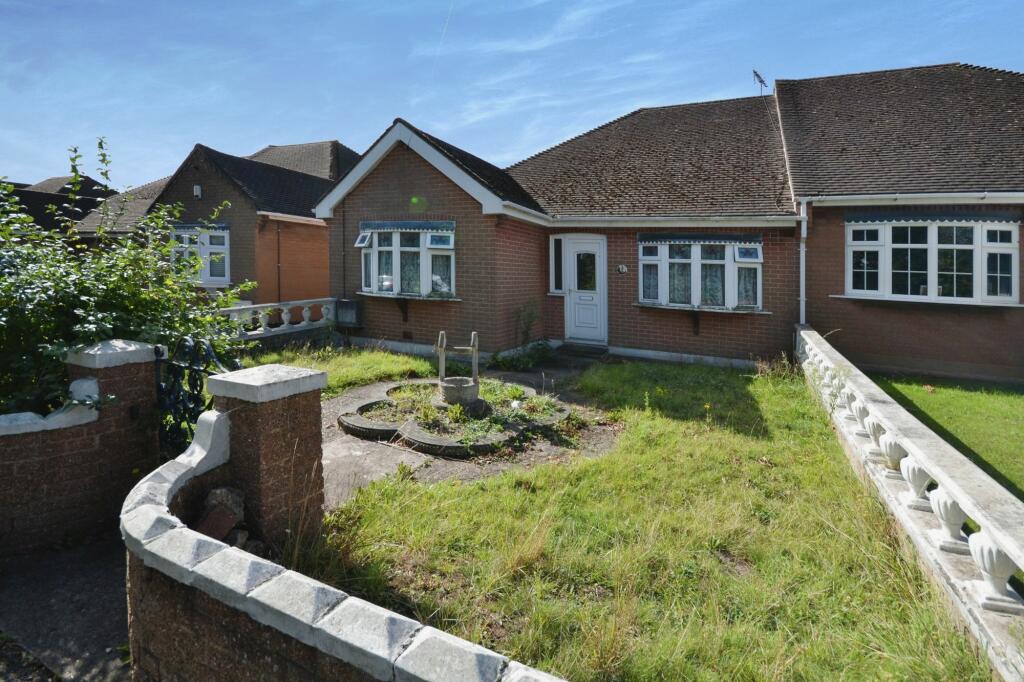 3 bedroom property for sale in Larkswood Road, Corringham, SS17
