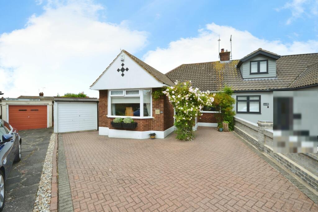 2 bedroom semidetached bungalow for sale in Elmstead Close, Corringham, SS17