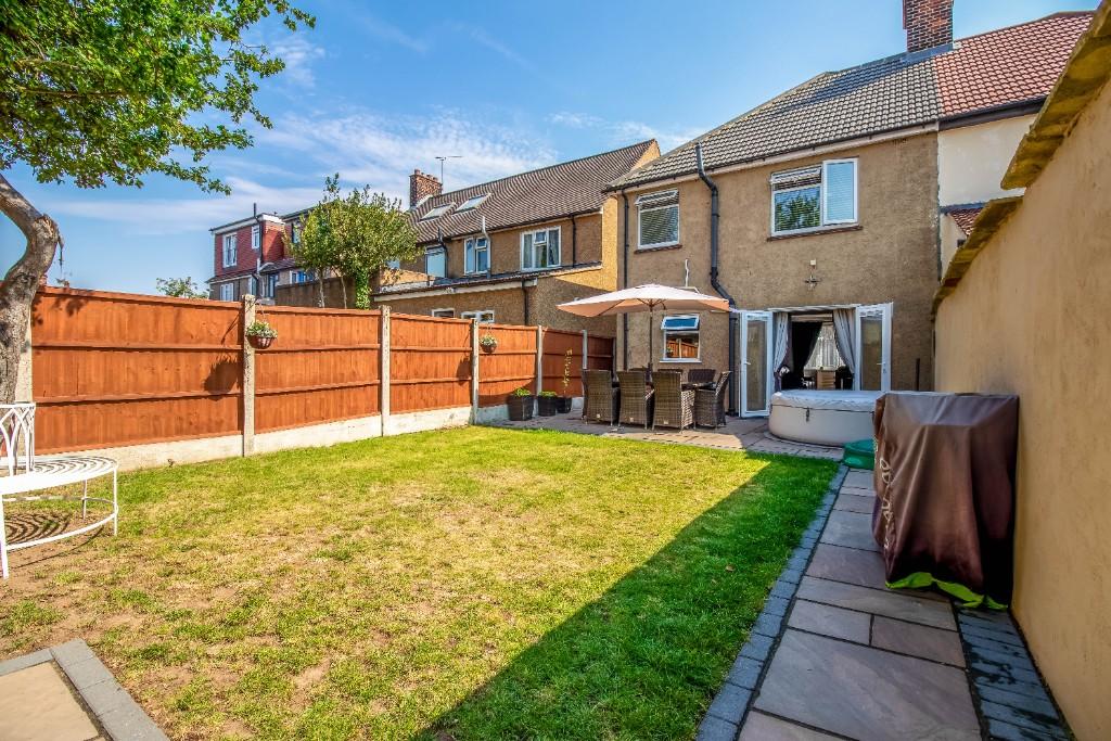 3 bedroom semidetached house for sale in Rookery View, Little Thurrock