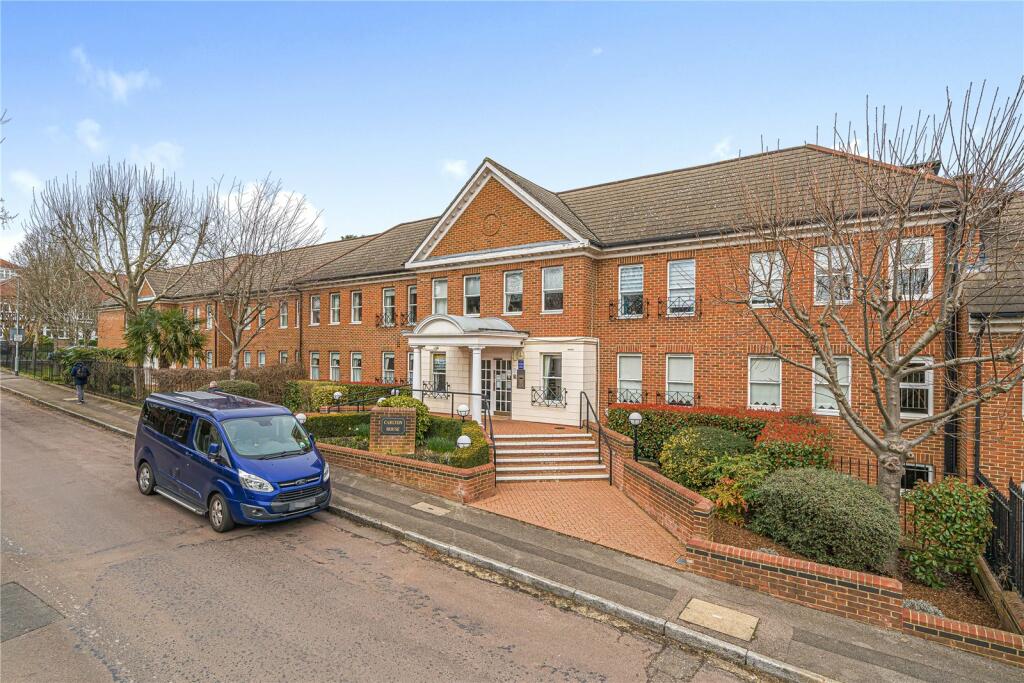 2 bedroom flat for sale in Algers Road, Loughton, Essex, IG10