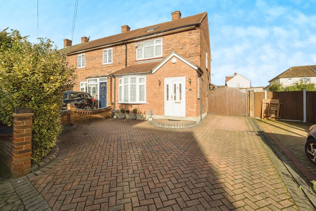 3 bedroom semidetached house for sale in Deepdene Road, Loughton, IG10