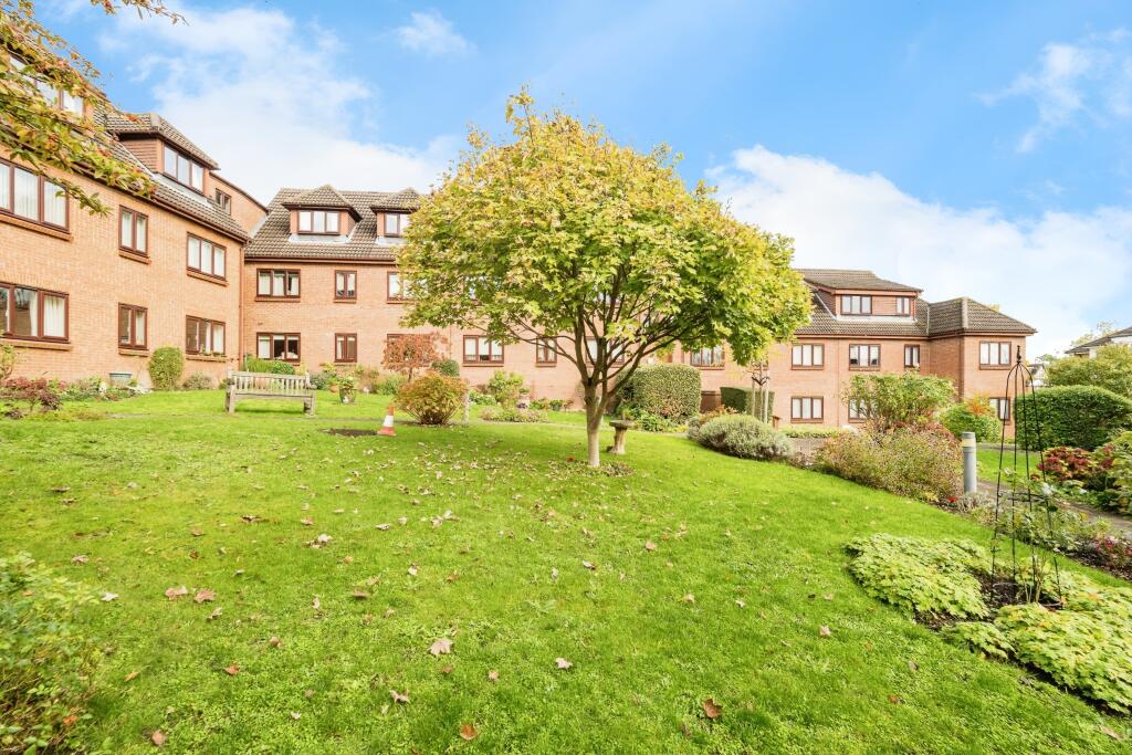 2 bedroom flat for sale in Albert Road, Buckhurst Hill, Essex, IG9