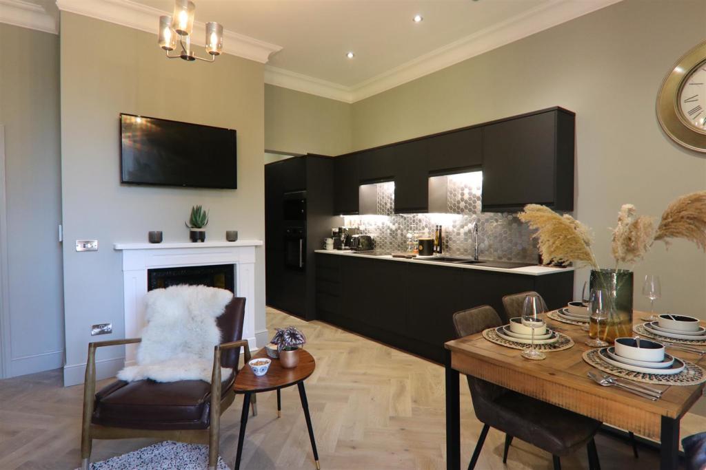 2 bedroom flat for sale in Carlton House, Sandy Walk, Wakefield, WF1