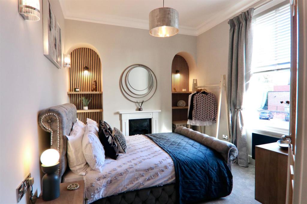 2 bedroom flat for sale in Carlton House, Sandy Walk, Wakefield, WF1