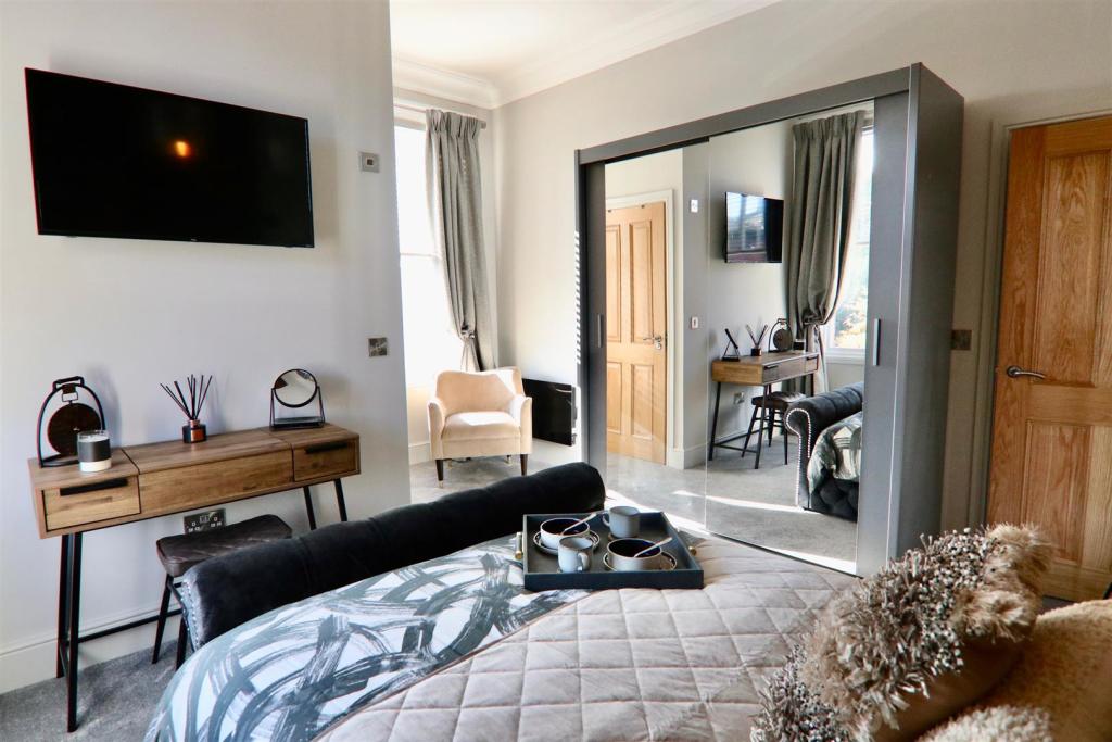 2 bedroom flat for sale in Carlton House, Sandy Walk, Wakefield, WF1