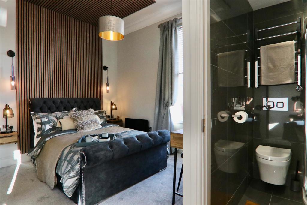 2 bedroom flat for sale in Carlton House, Sandy Walk, Wakefield, WF1