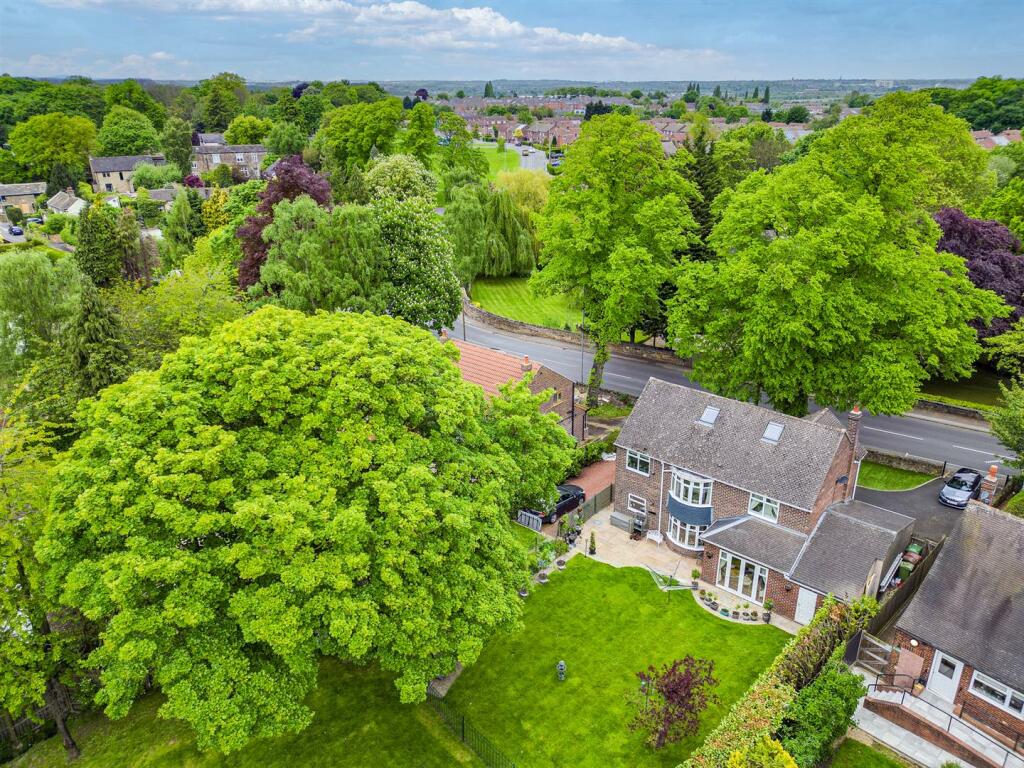 4 bedroom detached house for sale in Church Lane, Chapelthorpe, Wakefield, WF4