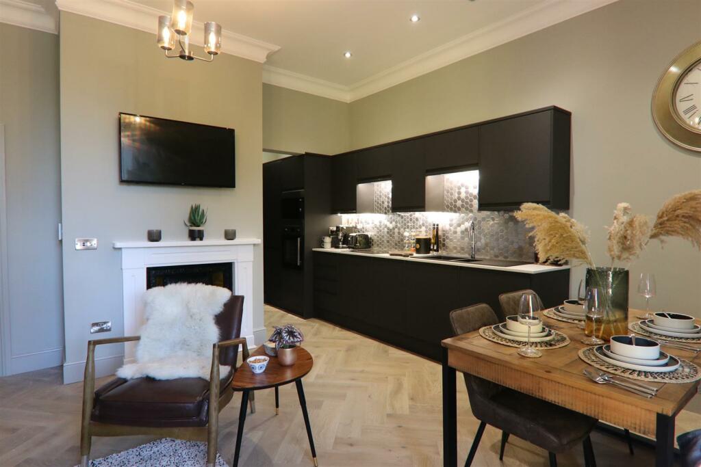 2 bedroom flat for sale in Carlton House, Sandy Walk, Wakefield, WF1