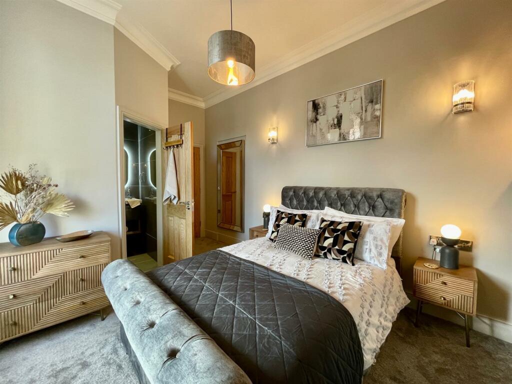 2 bedroom flat for sale in Carlton House, Sandy Walk, Wakefield, WF1