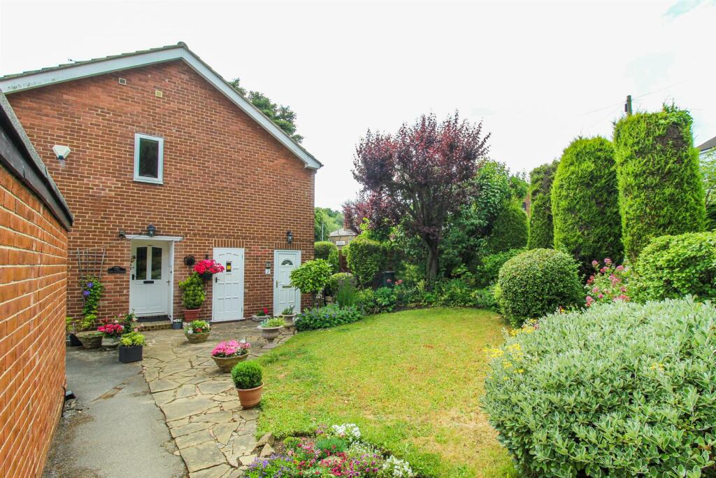 2 bedroom flat for sale in Lake View Flats, Newmillerdam, Wakefield