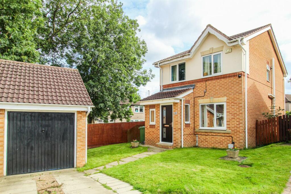 3 bedroom detached house for sale in High Keep Fold, Hall Green