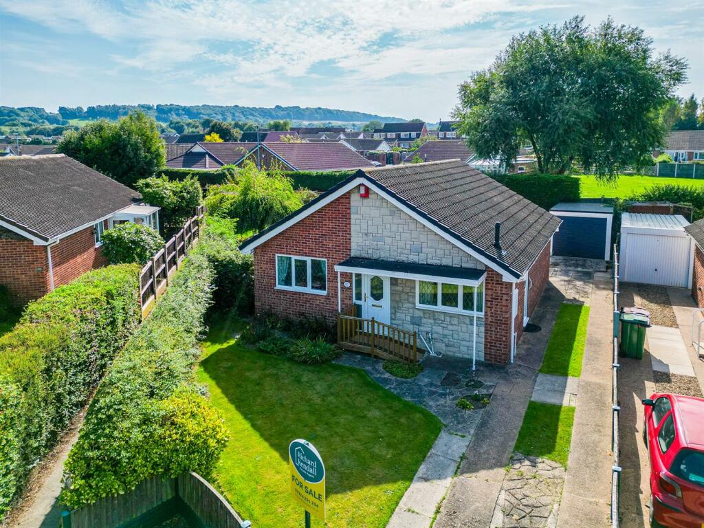 2 bedroom detached bungalow for sale in Hollingthorpe Avenue, Hall