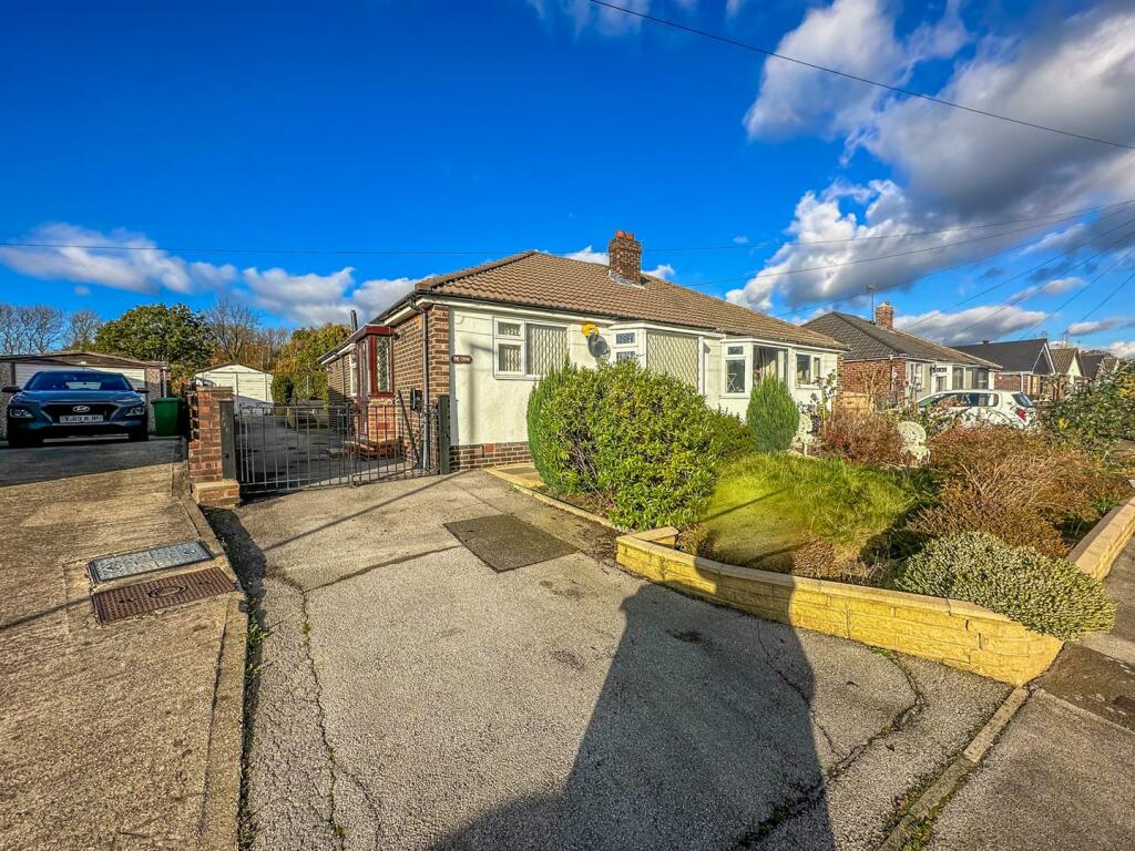2 bedroom semidetached bungalow for sale in Cambridge Crescent