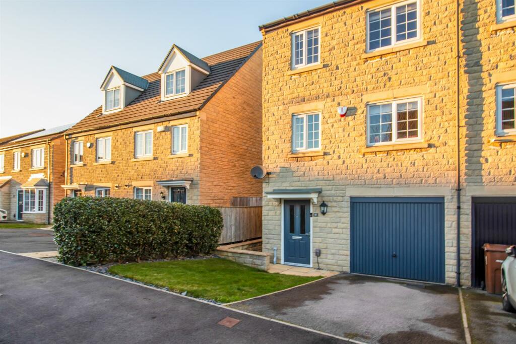 4 bedroom semidetached house for sale in Pugneys Avenue, Crigglestone