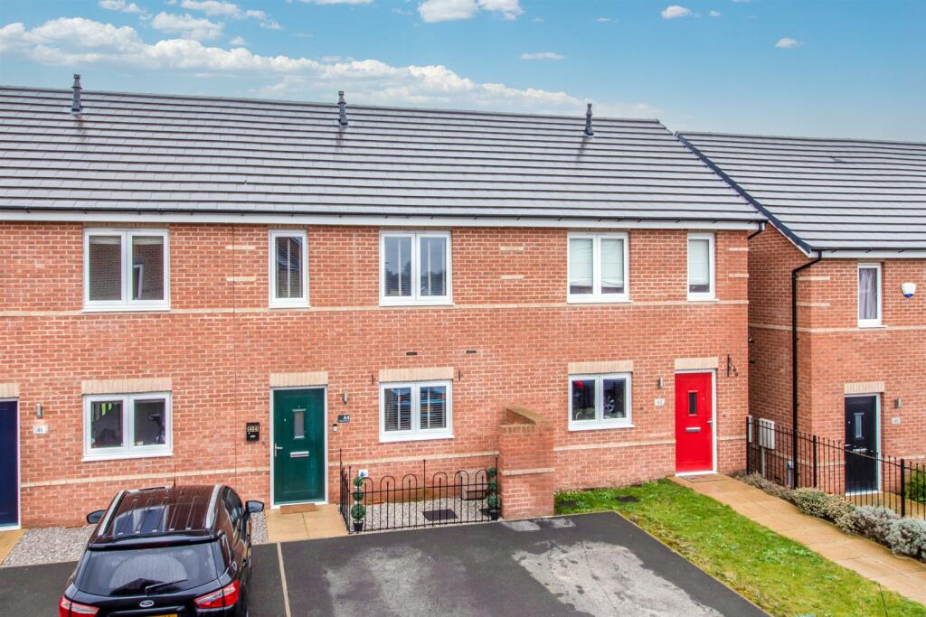 2 bedroom town house for sale in Little Wood Crescent, Wakefield, WF1