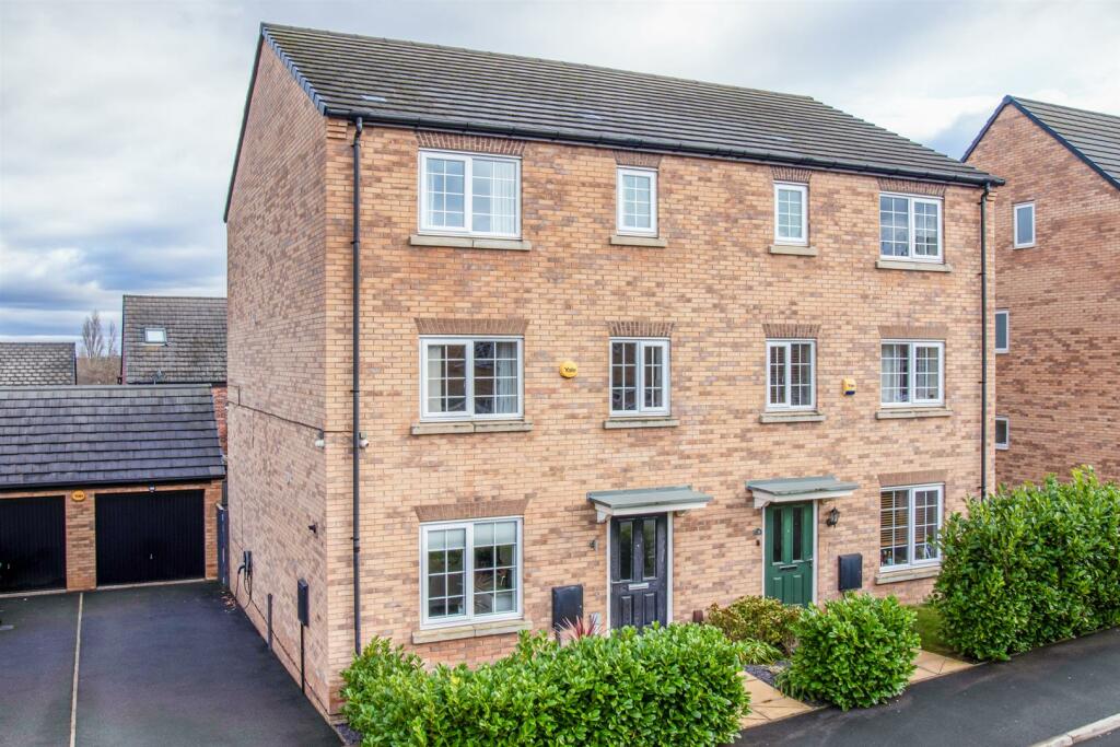 4 bedroom town house for sale in Mackie Road, Crigglestone, Wakefield, WF4