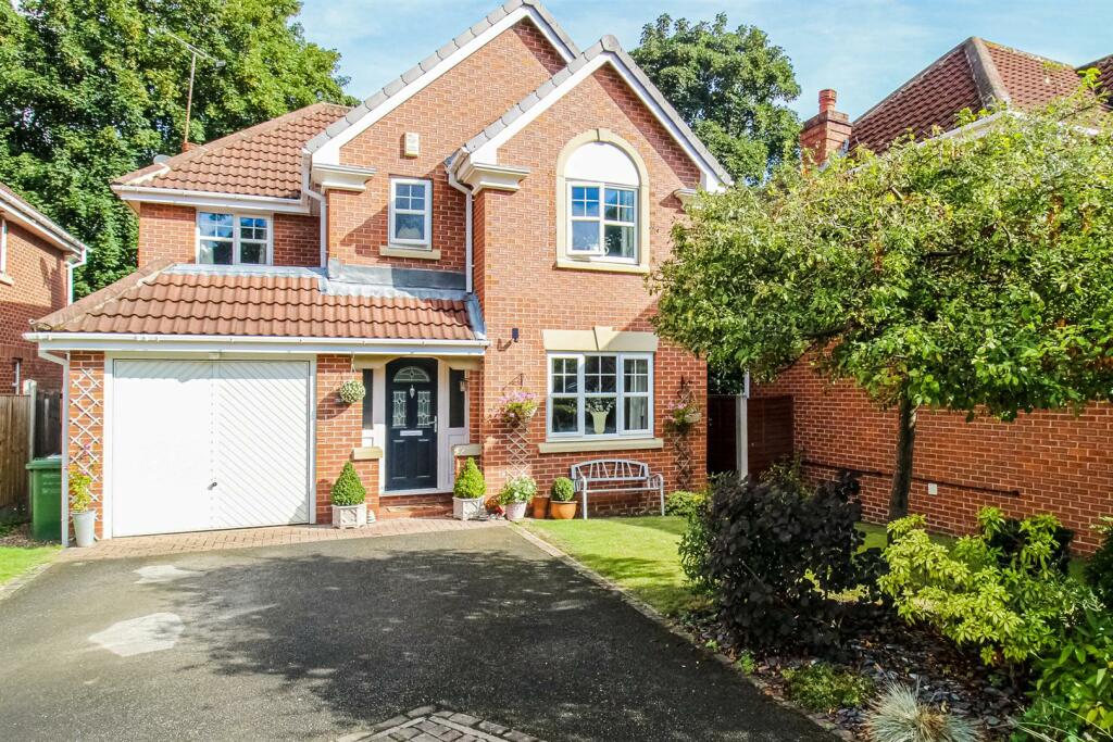 4 bedroom detached house for sale in Sunny Hill Close, Wrenthorpe