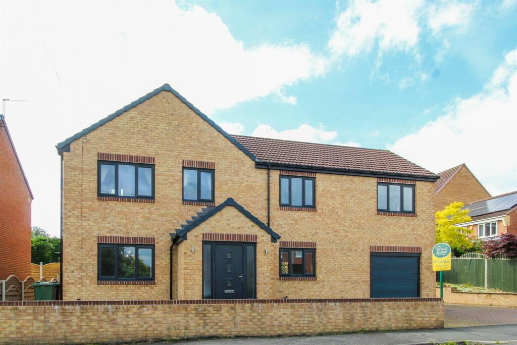 4 bedroom detached house for sale in Denby Dale Road West, Calder Grove