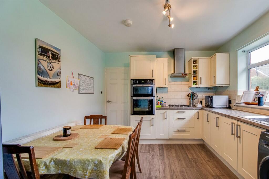 3 bedroom detached bungalow for sale in High Street, Crigglestone