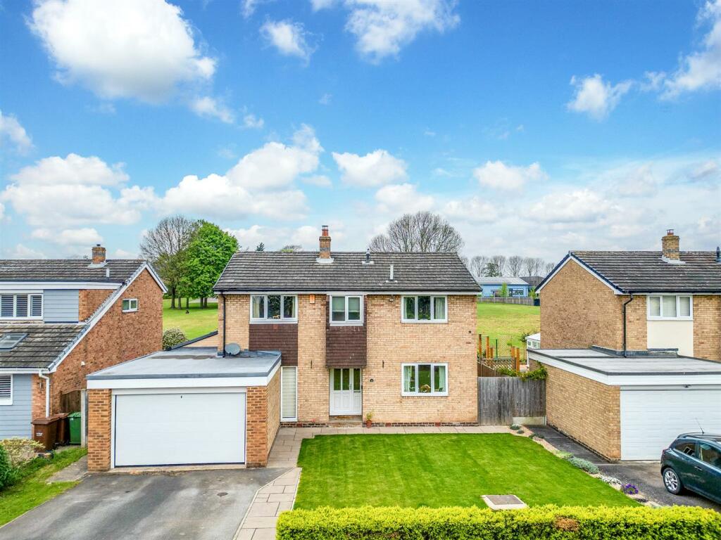 4 bedroom detached house for sale in Stillwell Drive, Sandal, Wakefield