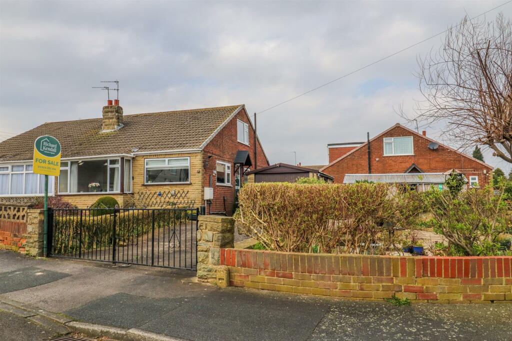 2 bedroom semidetached bungalow for sale in Lindale Garth, Kirkhamgate