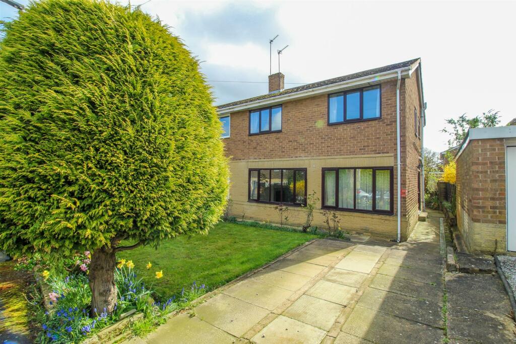 4 bedroom semidetached house for sale in Sandal Cliff, Wakefield, WF2