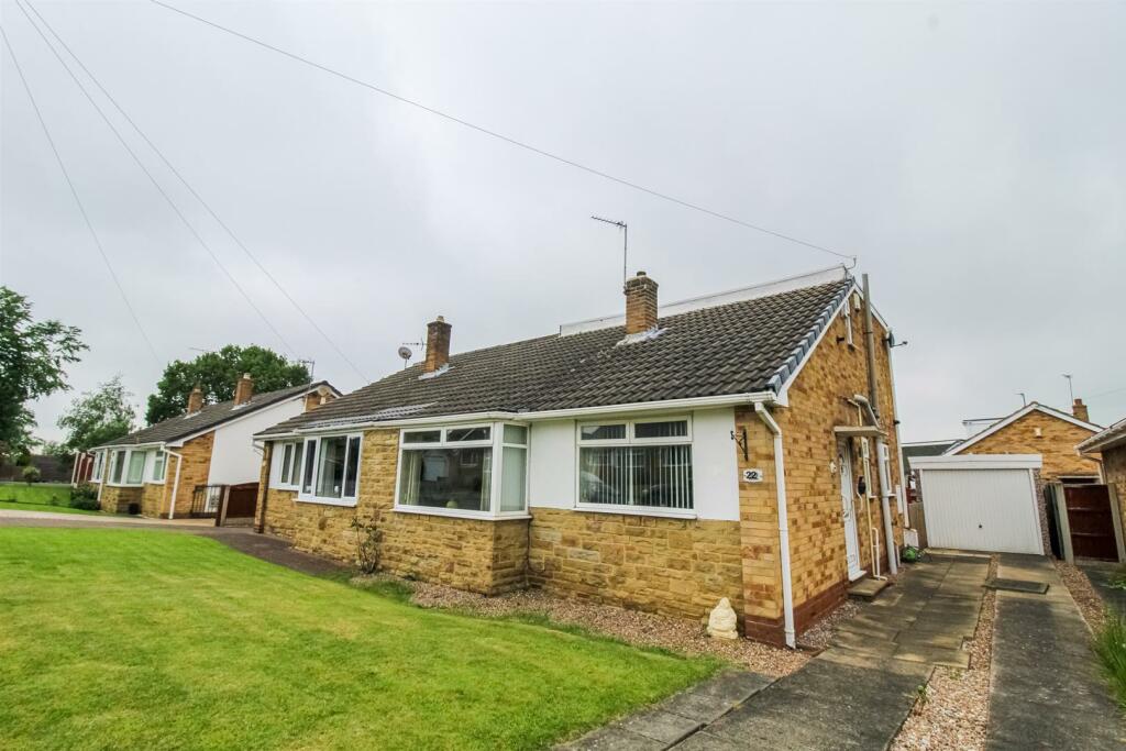 3 bedroom semidetached bungalow for sale in Fernlea Close, Crofton