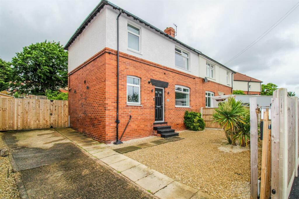 2 bedroom semidetached house for sale in Aysgarth Drive, Wakefield, WF2