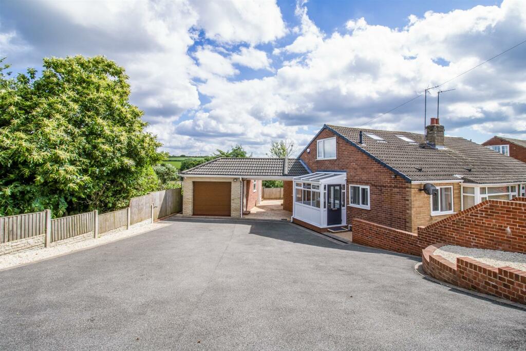 3 bedroom semidetached bungalow for sale in Lindale Garth, Kirkhamgate