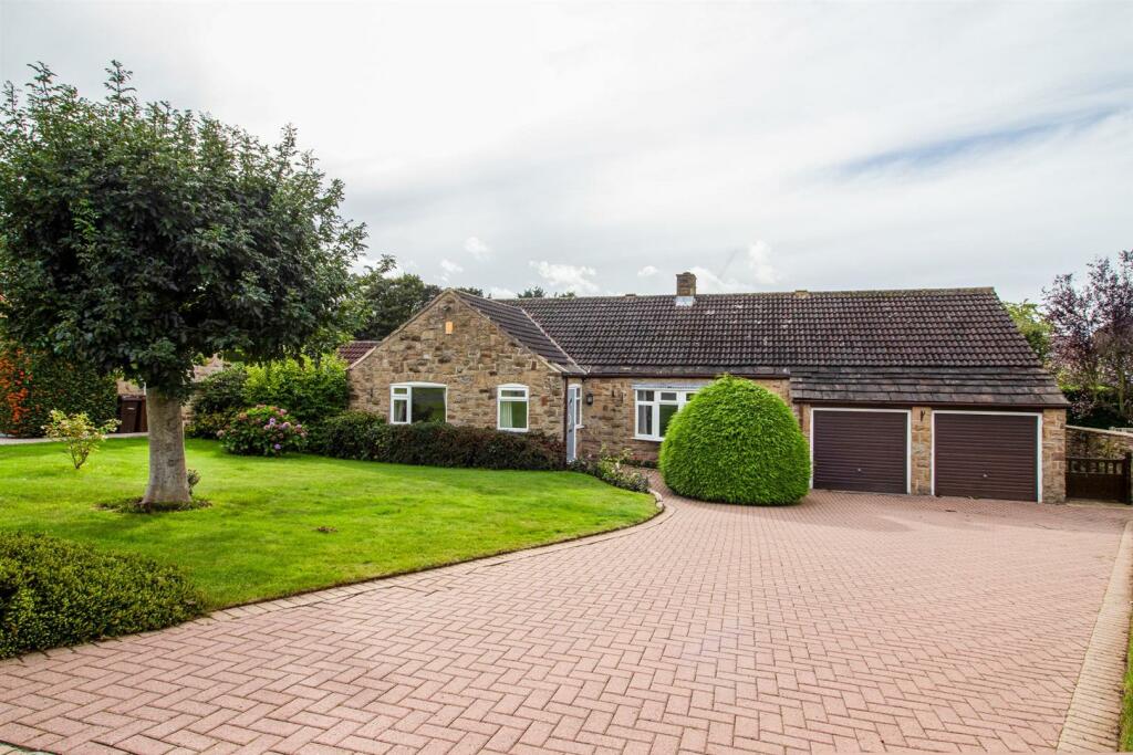4 bedroom detached bungalow for sale in Martin Grove, Wakefield, WF2