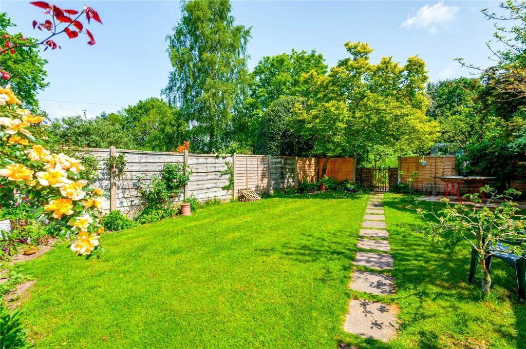 4 bedroom semidetached house for sale in Forest Road, Cuddington