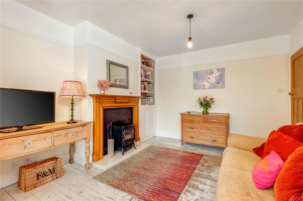 4 bedroom semidetached house for sale in Forest Road, Cuddington