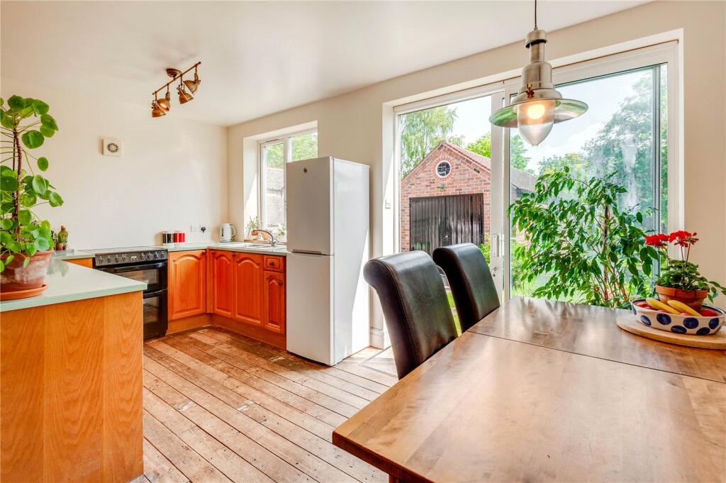 4 bedroom semidetached house for sale in Forest Road, Cuddington