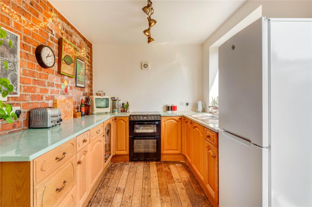 4 bedroom semidetached house for sale in Forest Road, Cuddington