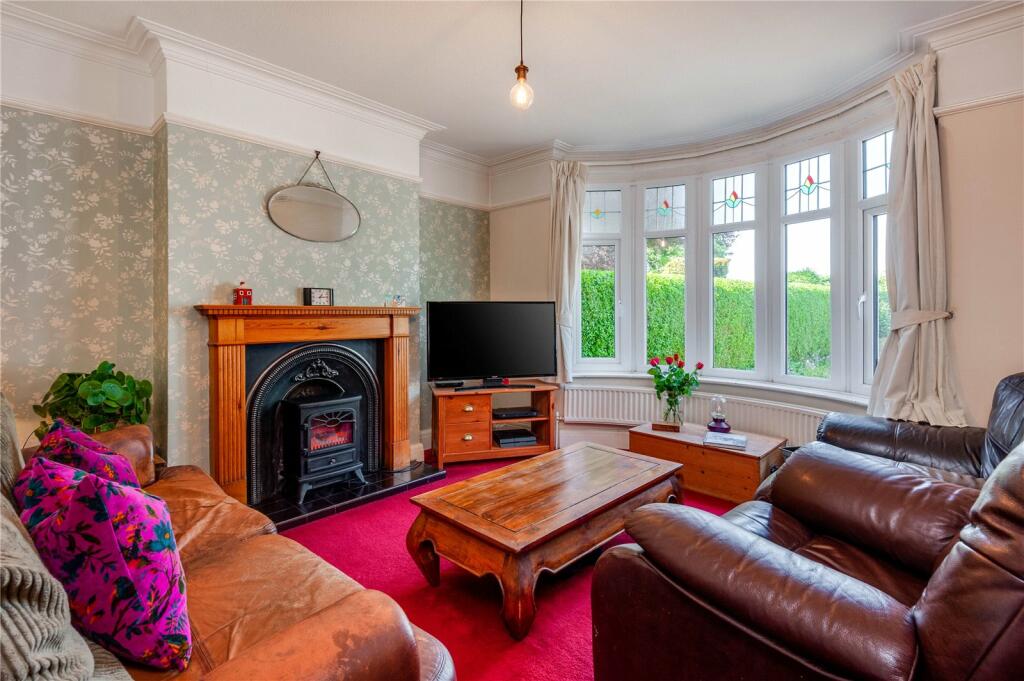 4 bedroom semidetached house for sale in Forest Road, Cuddington