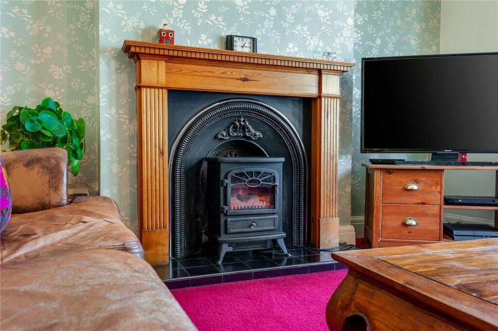 4 bedroom semidetached house for sale in Forest Road, Cuddington