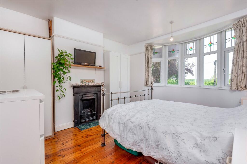 4 bedroom semidetached house for sale in Forest Road, Cuddington