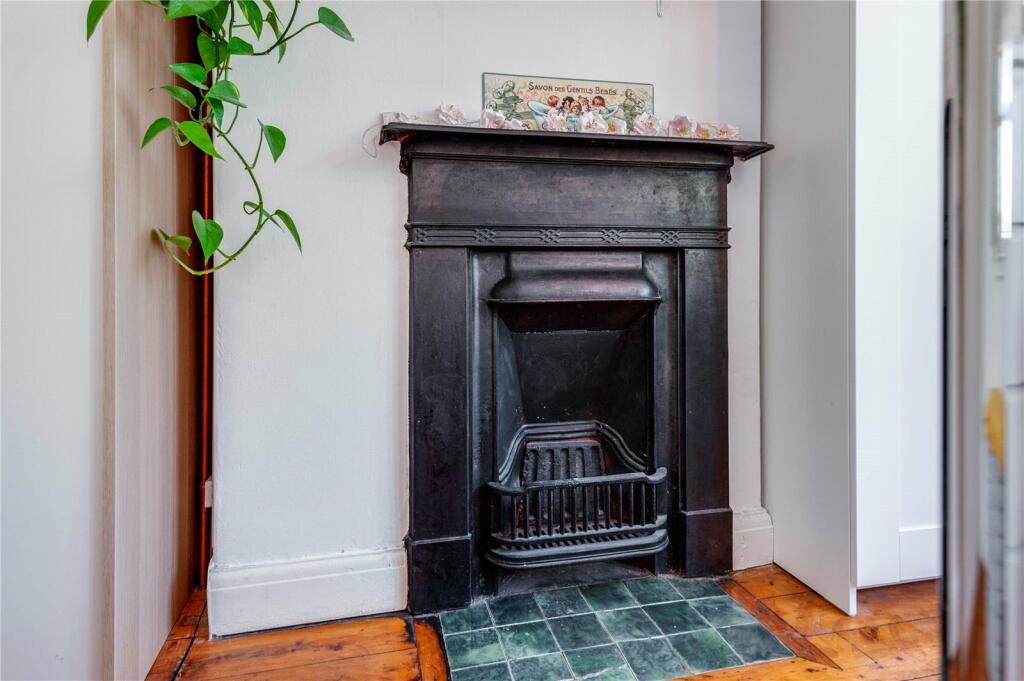 4 bedroom semidetached house for sale in Forest Road, Cuddington