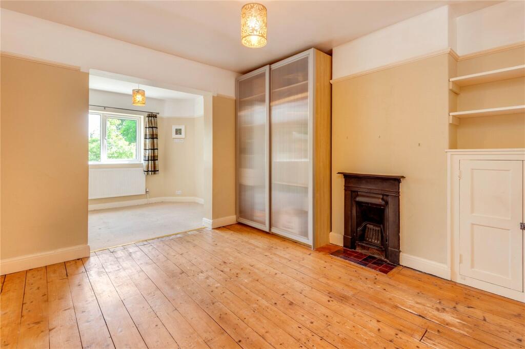 4 bedroom semidetached house for sale in Forest Road, Cuddington