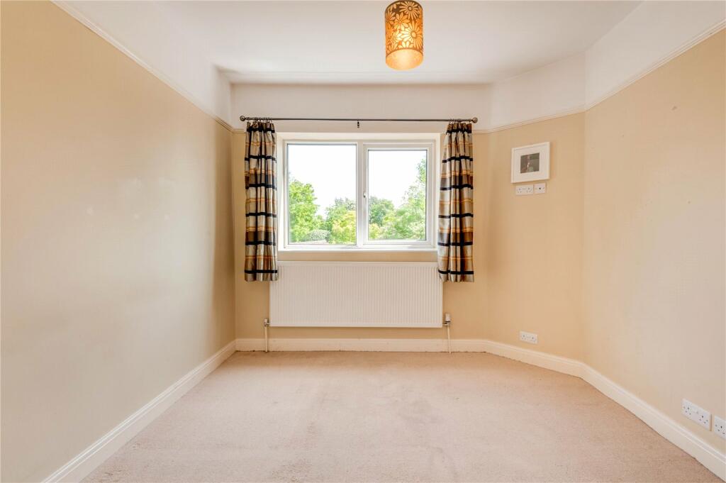 4 bedroom semidetached house for sale in Forest Road, Cuddington